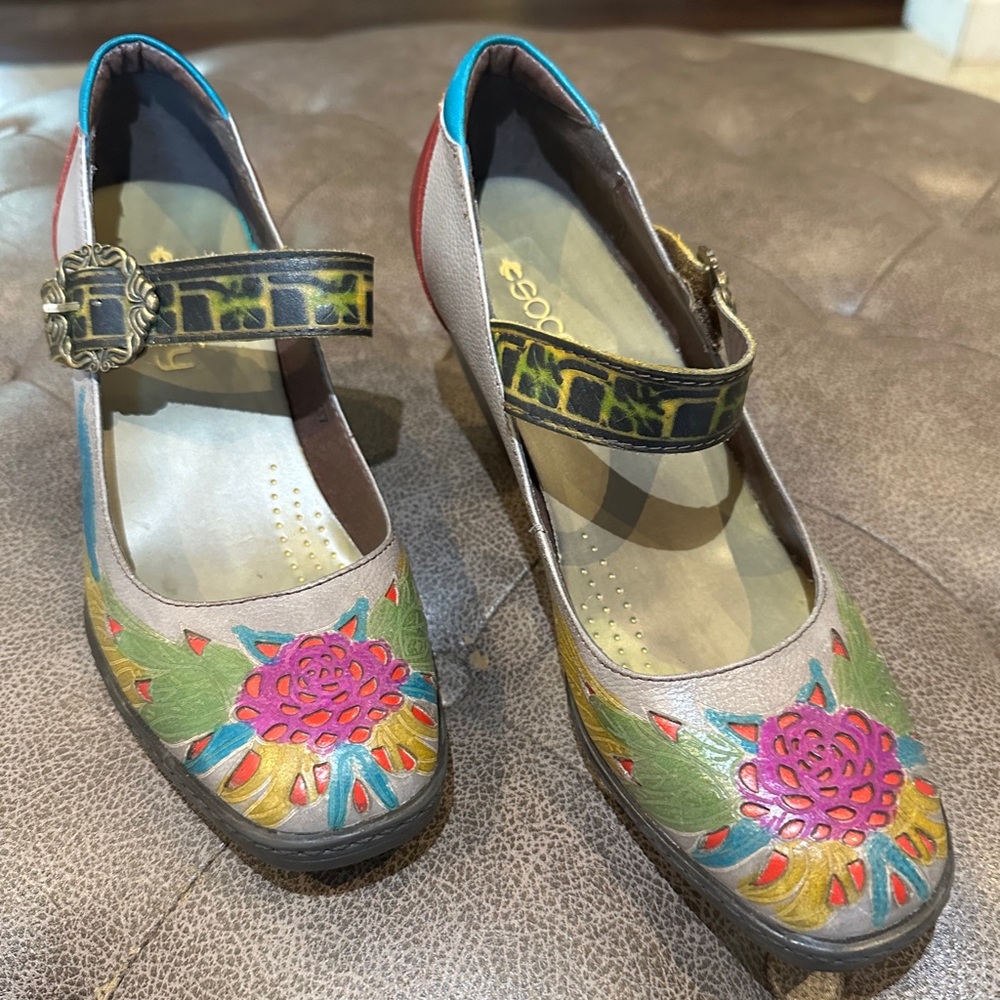 SOCOFY Retro leather buckle floral Mary Jane Size 37EU US 7 - EUC